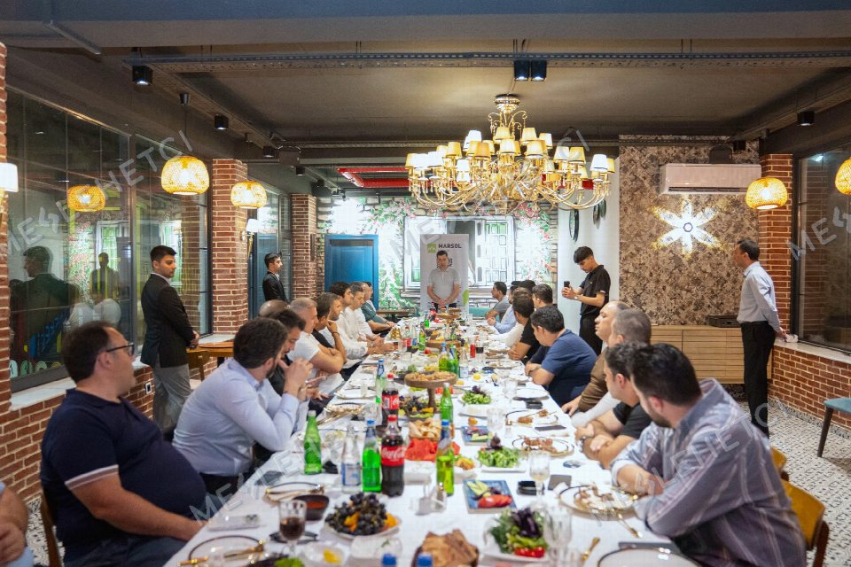 Məsləhətçi komandası sahibkarlarla bir arada